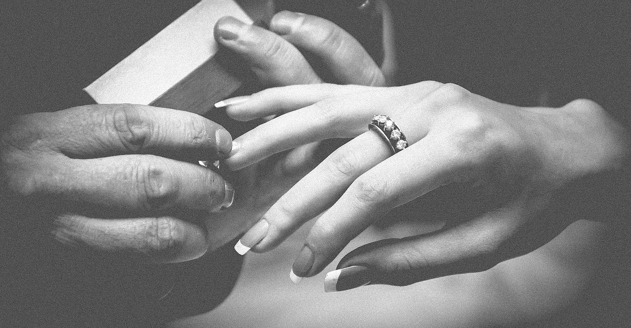 Degetul inelar si inelul de logodna