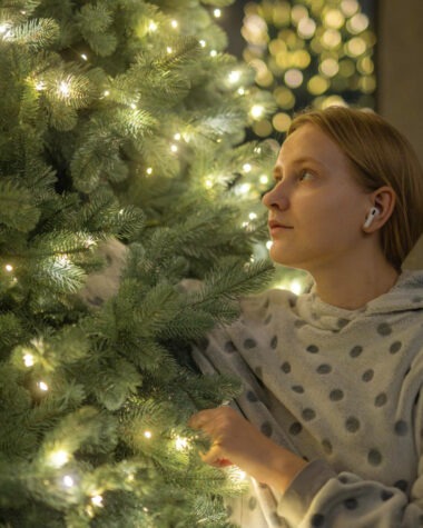 Cum pui luminile pe bradul artificial de Crăciun fără să se încurce