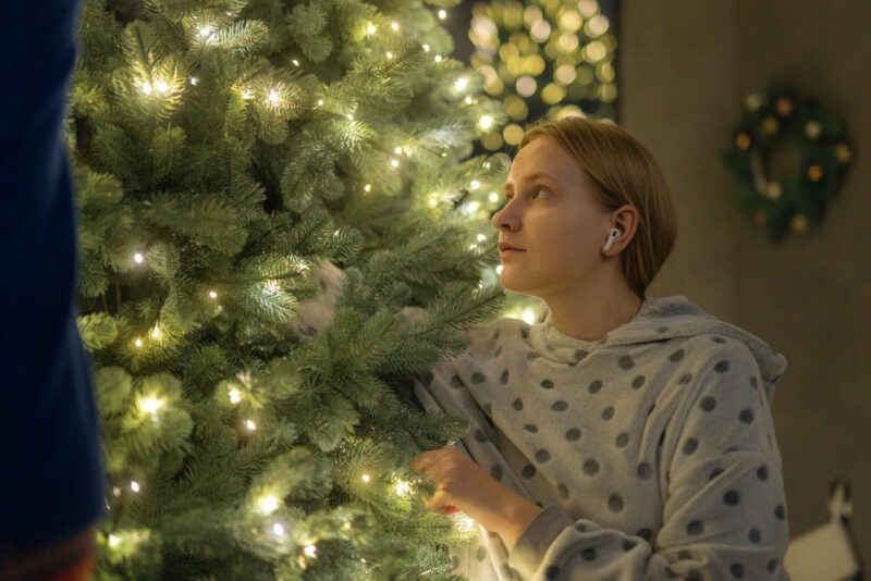 Cum pui luminile pe bradul artificial de Crăciun fără să se încurce